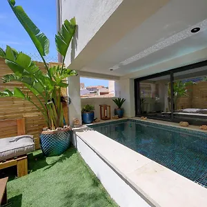 https://la-cabanostra.fr-provencehotel.com